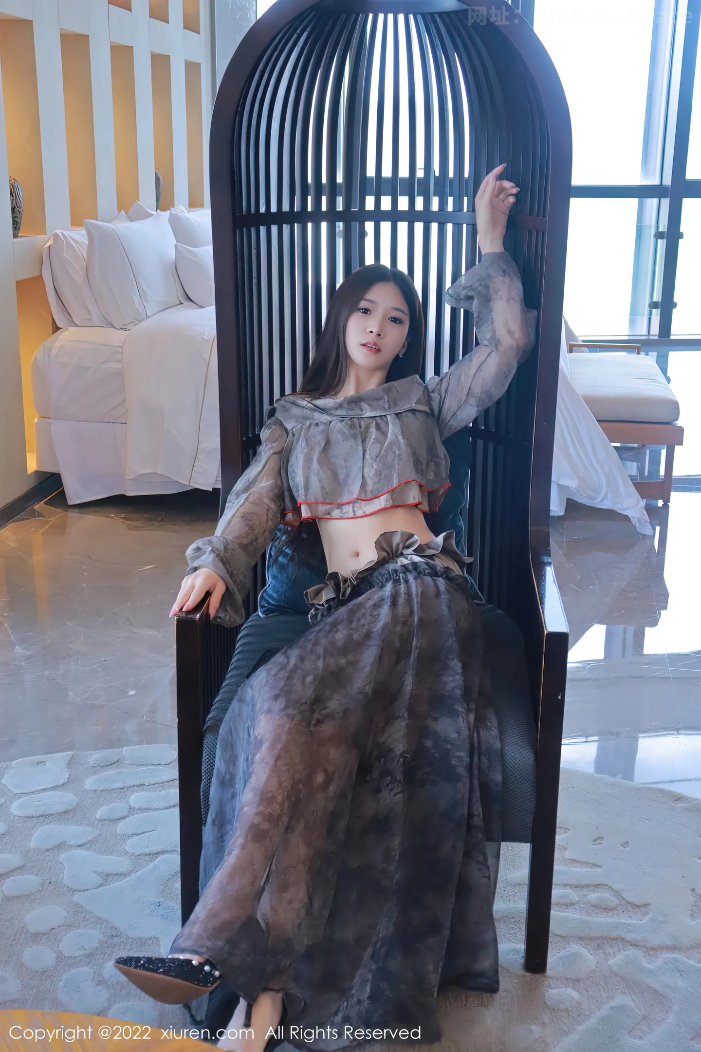 图片[5]-[XiuRen秀人网] VOL.5857 模特hebe韩心雨暗灰色上衣配性感长裙露丁字裤秀翘臀诱惑写真50P-秀人网官方网站